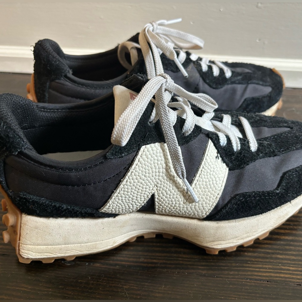 Black New Balance 327